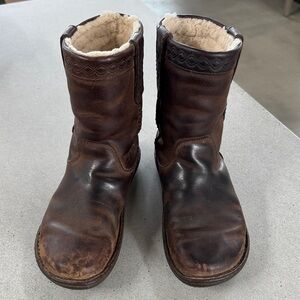 Ugg. Size 7 men’s, 9 womens